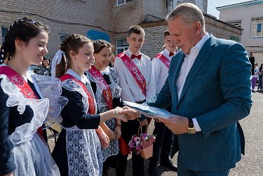 В школах Оренбуржья прозвенели Последние звонки 